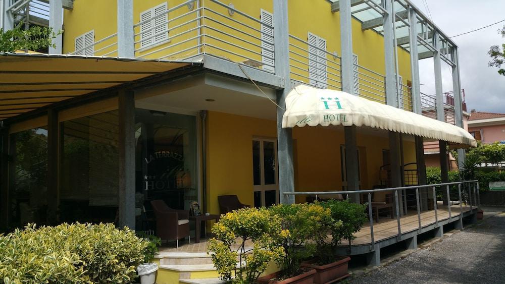 Hotel Illi Марина-ди-Масса Экстерьер фото