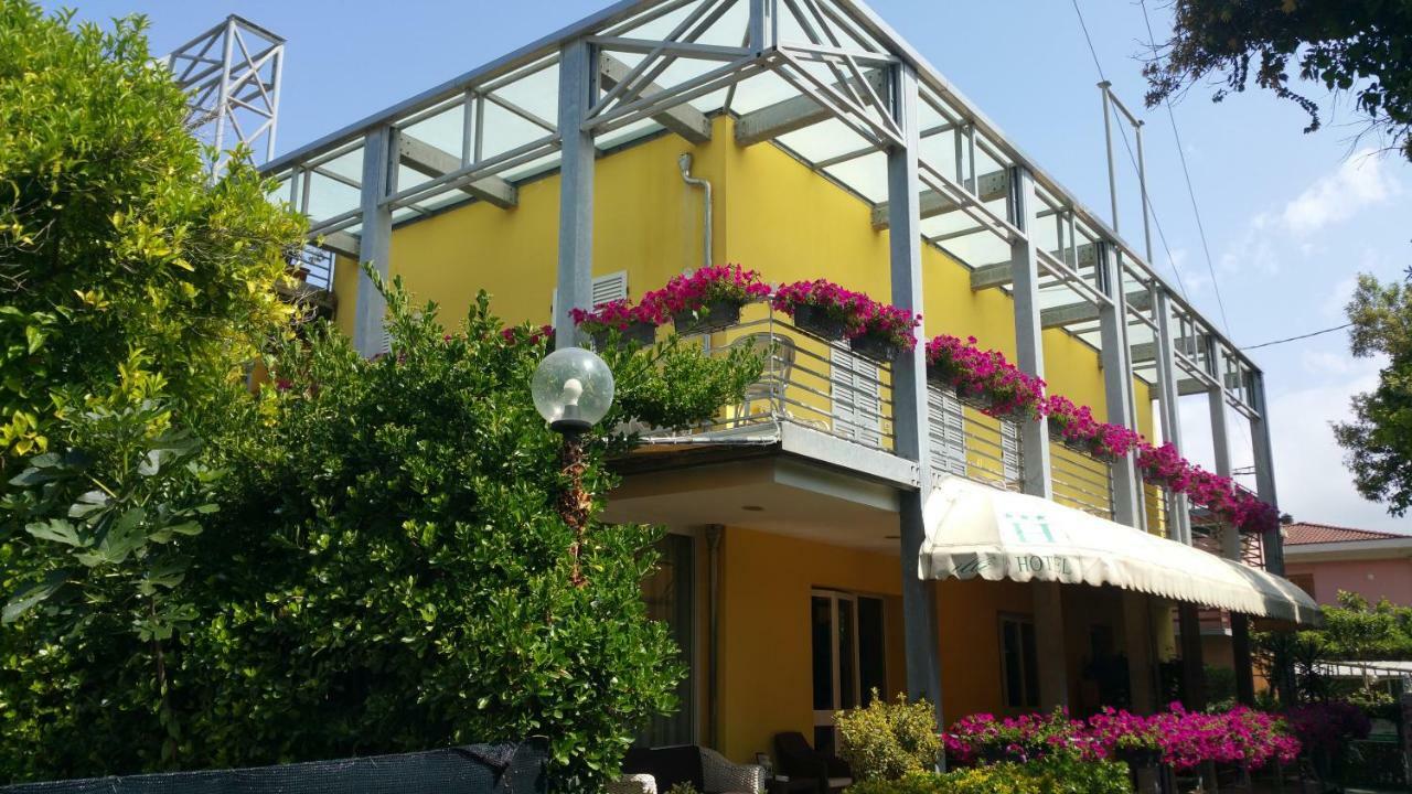 Hotel Illi Марина-ди-Масса Экстерьер фото